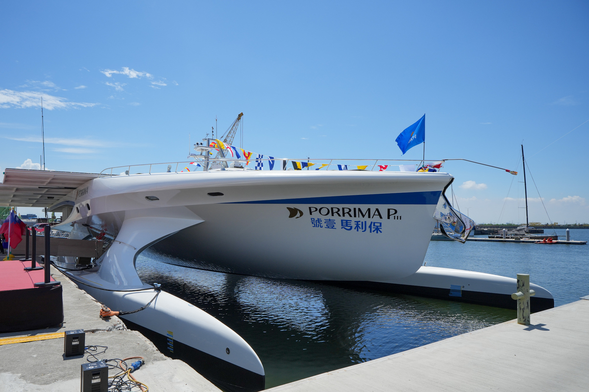 「保利馬壹號」是結合台灣最尖端的太陽能、氫能、風能與 AI 科技的零碳排未來船。   圖：翻攝自林佳龍臉書