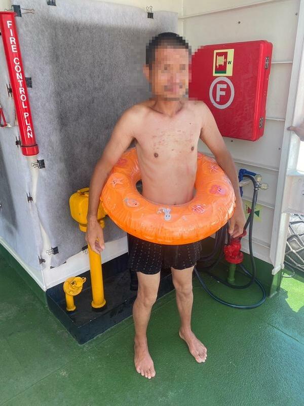 海巡署23日發現一名中國男子使用救生圈泅泳，企圖偷渡至大膽島。   圖：海巡署提供
