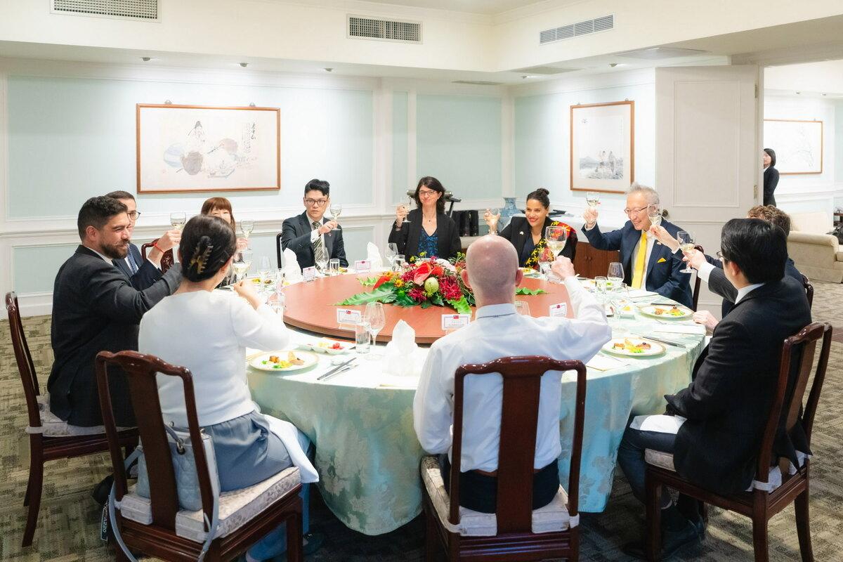 吳志中款宴法國前公職部長暨國民議會友台小組議員卡巴揚訪團。   圖：外交部提供