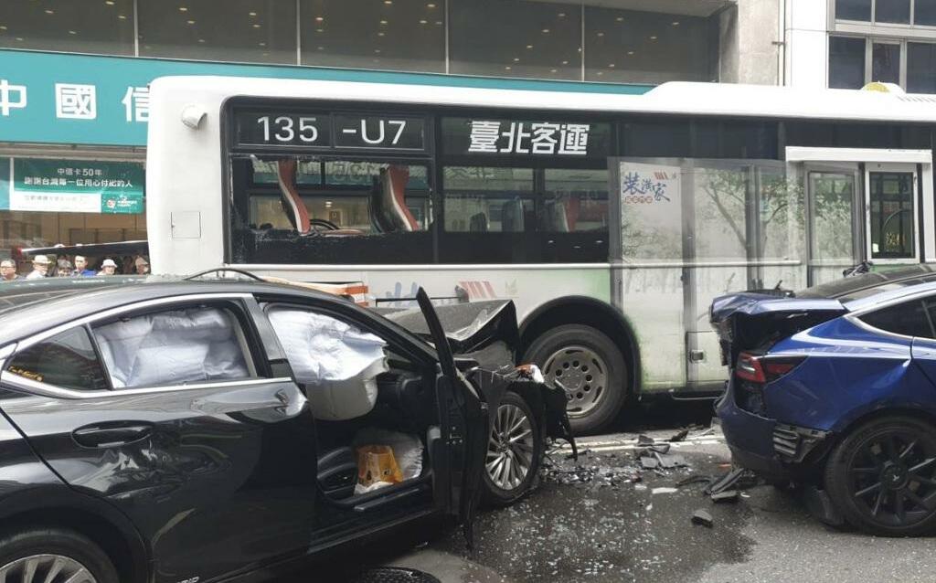 再掀高齡駕駛爭議！台北重慶南路車禍 78歲老翁失控撞4車8傷
