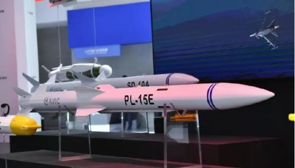 中共霹靂-15E 導彈模型。 圖：翻攝自 騰訊網 軍哥的雜談 