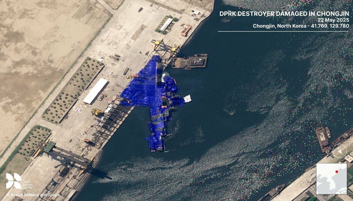  衛星影像拍攝到這艘巨型戰艦側躺在清津港邊緣，艦身以藍色帆布部分遮蓋。 圖：翻攝自 X 