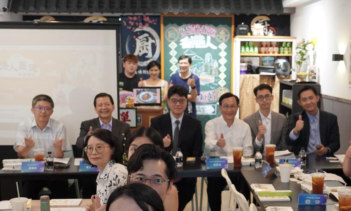 為協助在台港人解決居留定居問題及掌握稅務實務資訊，大陸委員會及台港經濟文化合作策進會於今（23）日共同在淡水正港味茶餐廳舉辦「2025港人台適生活講座」。   圖：陸委會提供