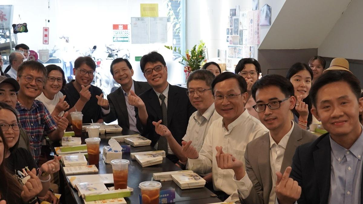 今（23）日在淡水正港味茶餐廳舉辦的「2025港人台適生活講座」，有將近30位港人出席，提問踴躍，互動熱絡。。   圖：陸委會提供