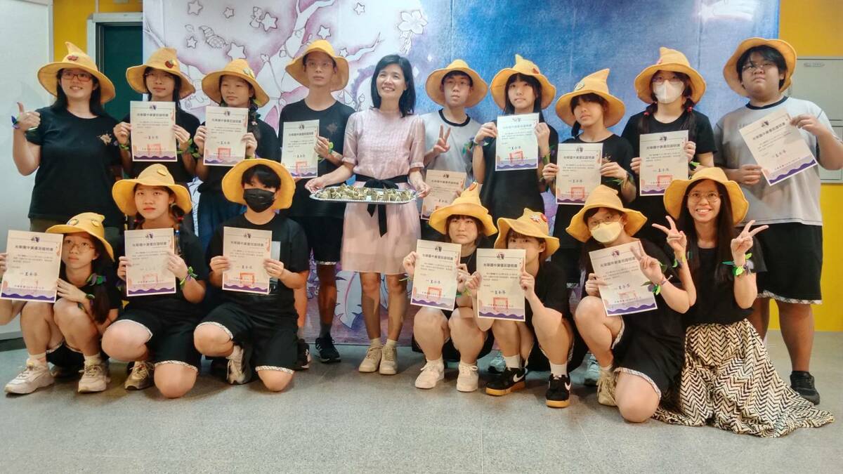 王小芬(後排左五)祝福16位歷經三年專業視覺藝術訓練的畢業生，都能進入理想的高中就讀。   圖：孫家銘攝