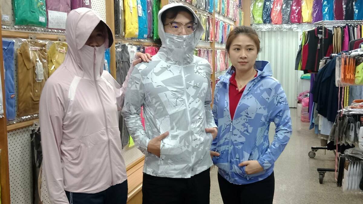 超低價收購的防曬涼感連帽外套，適逢南台灣持續高溫而大賣。   圖：孫家銘攝
