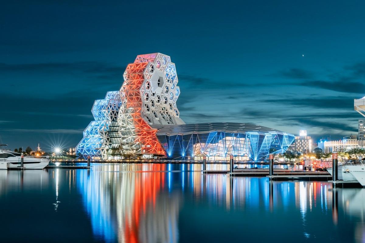 高雄流行音樂中心在三天法國生活節期間，點亮法國國旗燈光。   圖：高雄市行國處/提供