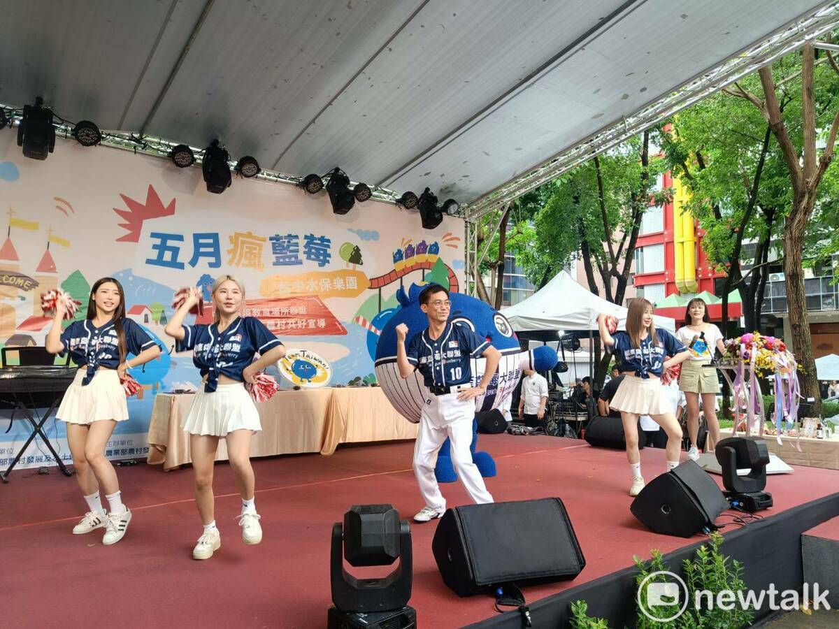 分署長陳榮俊是應援舞的主秀。    圖：唐復年/攝