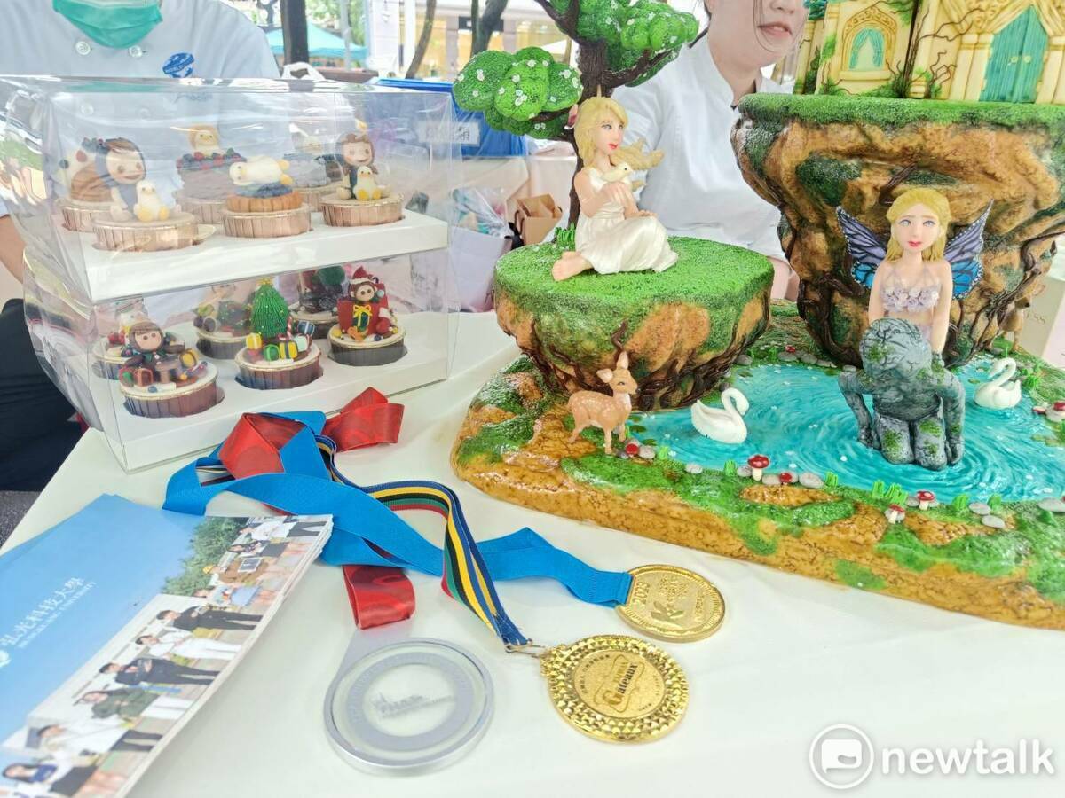 弘光科技大學食品科技系師生與主辦單位合作，打造全台最大的藍莓蛋糕！此外，還推出現時限量「藍莓客製甜點禮盒」。   圖：唐復年/攝