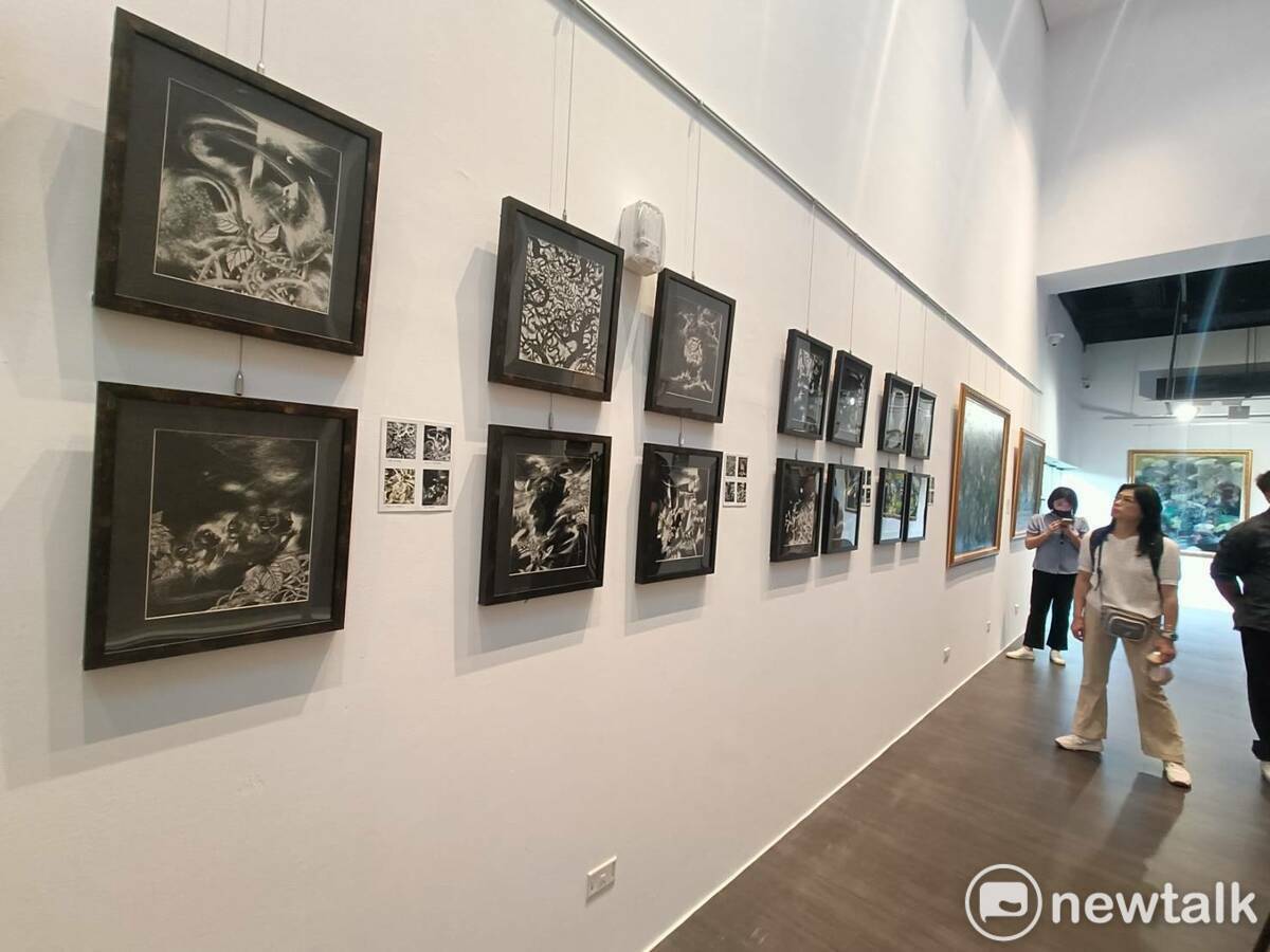 「時光。印記」26幅紙刻版畫與8幅油畫，版畫作品多為20年前創作，紙刻版畫最早用商業，逐步轉成藝術創作，以刀痕刻畫思維與記憶，展現時光流轉的痕跡。   圖：唐復年/攝