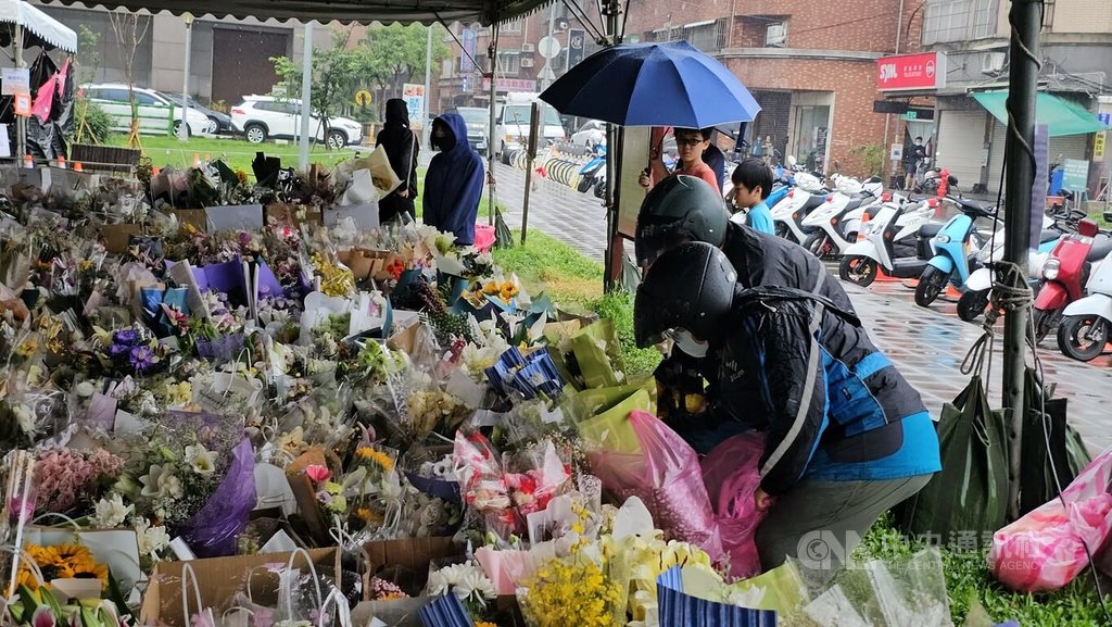 三峽大車禍頭七雨濛濛 民眾折紙鶴表哀思