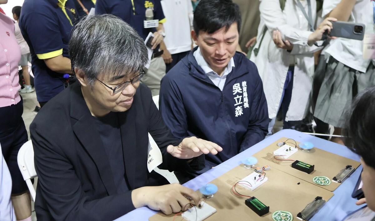 李懷仁(左)、吳立森(右)參觀學生實作成果。   圖：高雄市教育局/提供