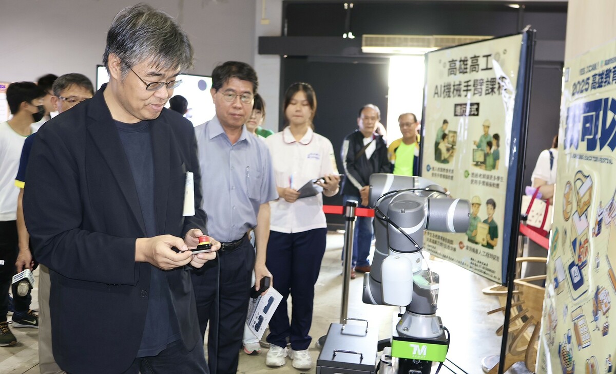 這次成果展從AI應用、機械手臂操作、淨零永續課程體驗、半導體科技教學等面向。   圖：高雄市教育局/提供