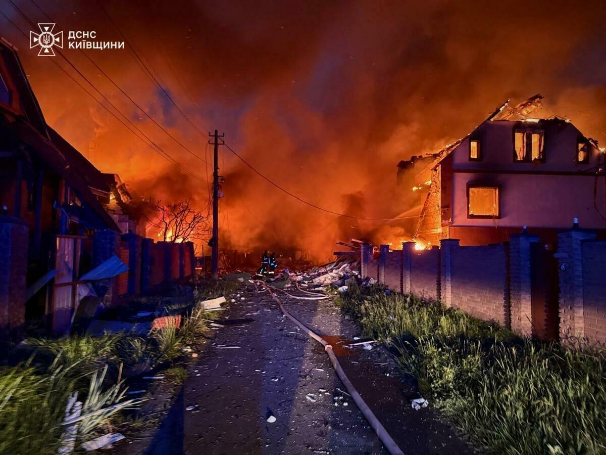  俄軍至今不斷以無人機和飛彈對烏克蘭各地發動空襲，造成平民死傷。 圖：翻攝自澤連斯基臉書 