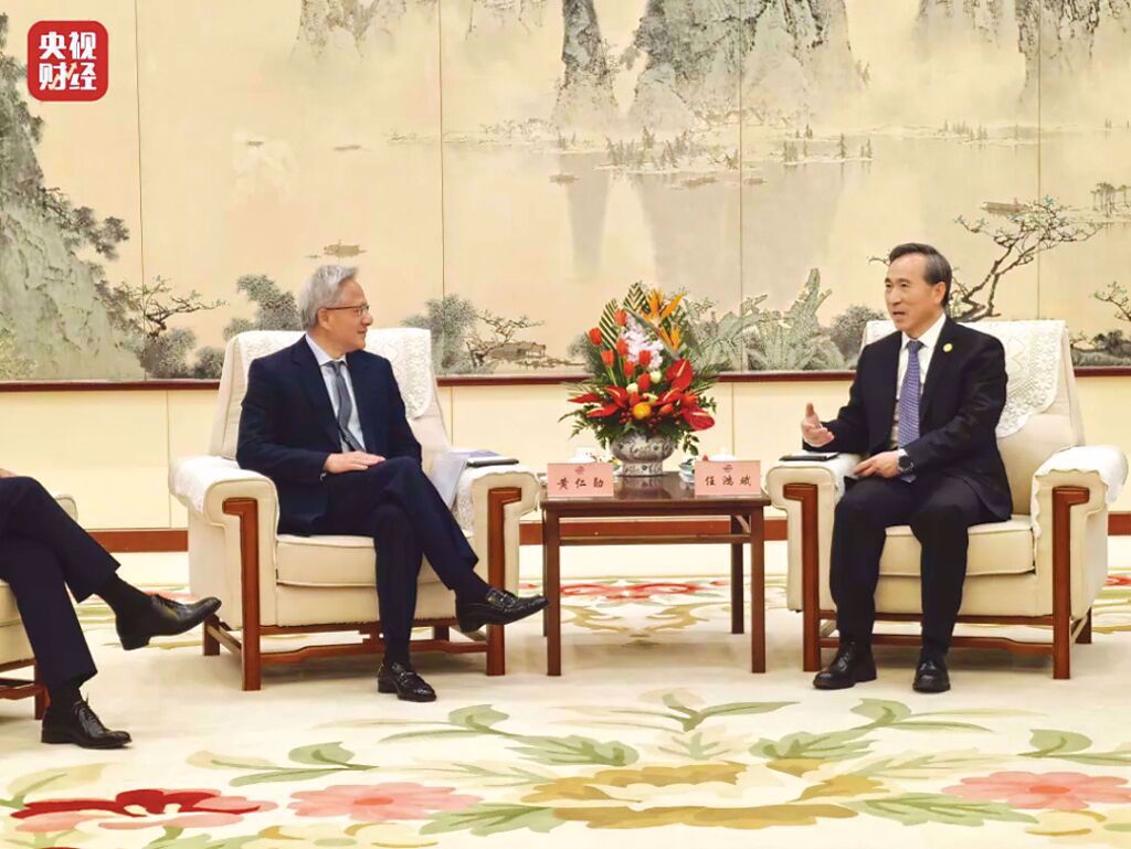 輝達執行長黃仁勳（左）17日與中國貿促會會長任鴻斌在北京會談。   圖：翻攝央視財經