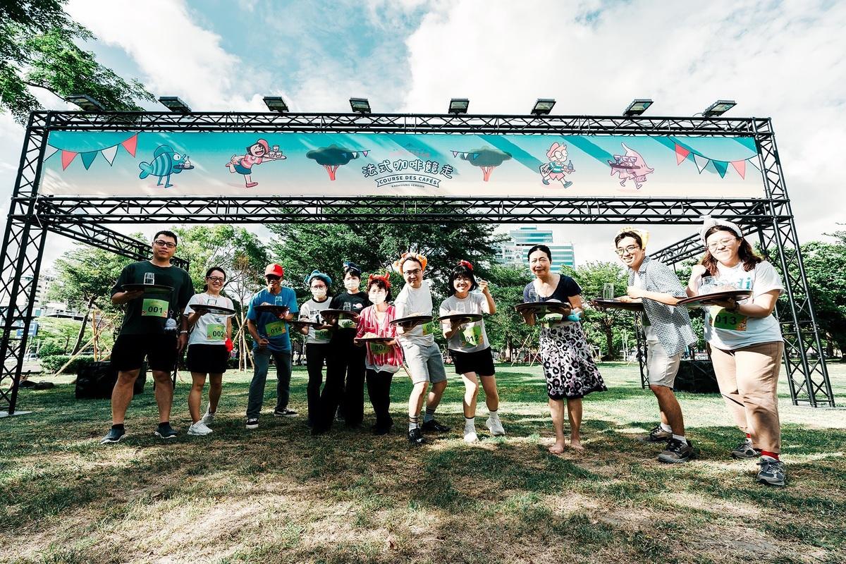 今年新增的法式咖啡競走掀起法國生活節一波活動高潮。   圖：高雄市行政暨國際處/提供