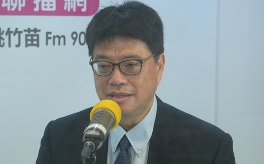 中生在台北舉五星旗合照 邱垂正：已告誡註記「以後來台嚴審」