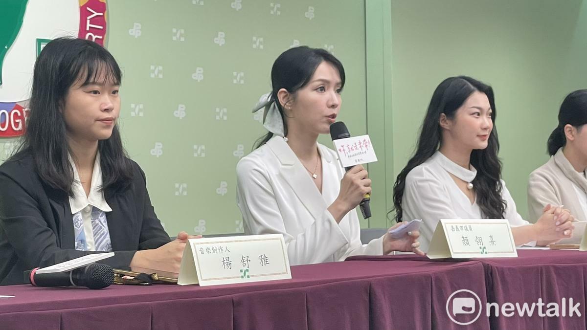 顏翎熹（左二）說，本次營隊的模擬議題是性專區合法化。   圖：高逸帆／攝