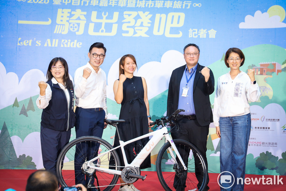 立法院副院長江啟臣（左二）出席記者會，特別交代副市長鄭照新（右二）騎的單車不能裝電池。    圖：唐復年/攝