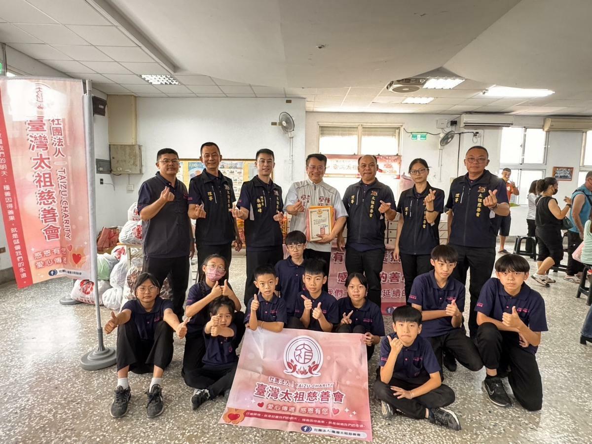 太祖慈善會理事長朱勝峰特別率領所有理監事團隊，以及家族成員的國中小小小志工一起參與活動，場面熱烈，也令人感受到滿滿的感動和溫暖。   圖：黃博郎／攝