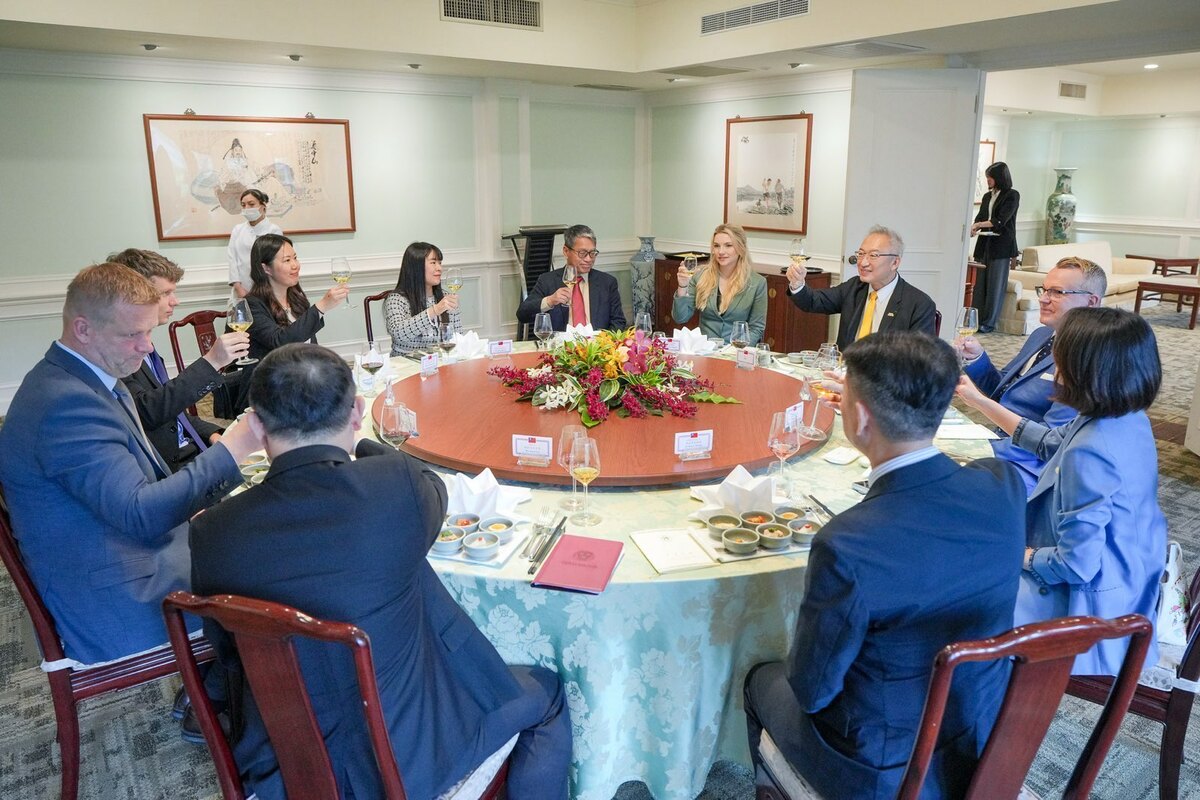 吳志中款宴歐洲議會議員團。   圖：外交部提供