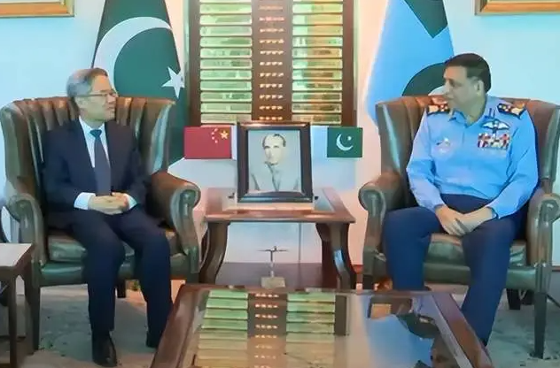巴基斯坦空軍參謀長巴伯爾（Zaheer Ahmad Babar）近日緊急會晤中國駐巴大使。 圖:翻攝自劍哥的思政課