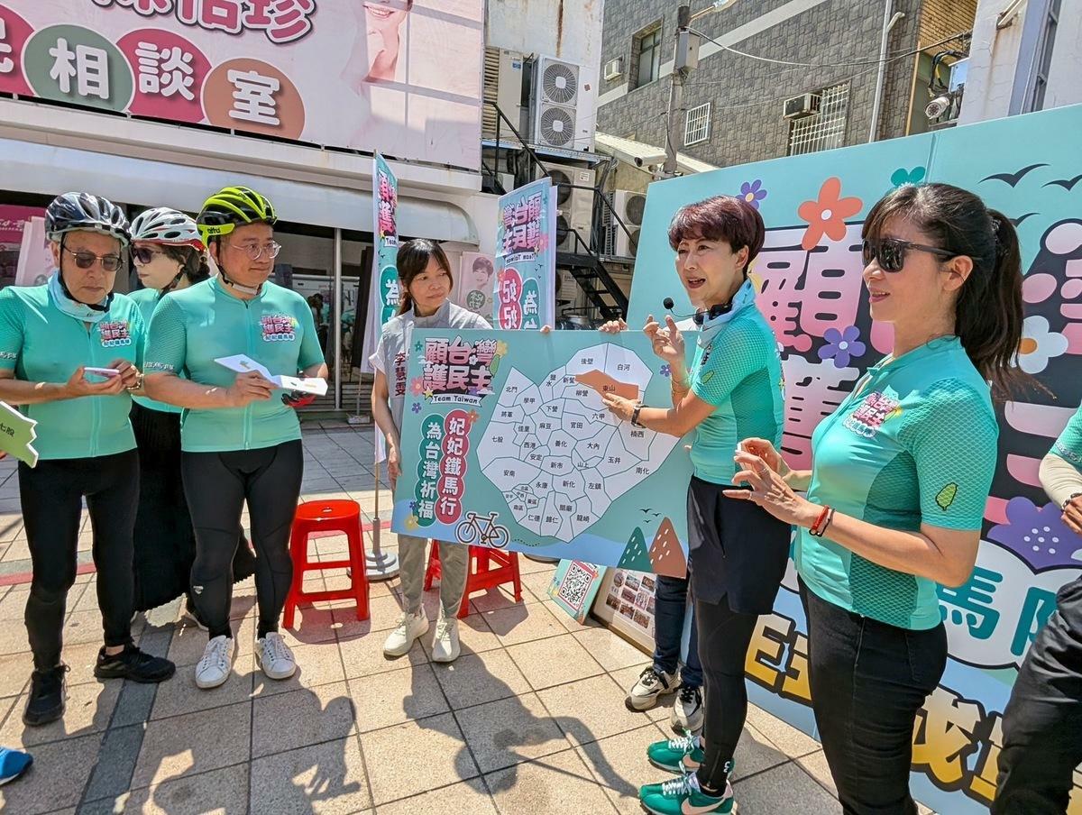 為號召全民挺身而出、共同守護民主價值,立法委員陳亭妃今日於台南市府城隍廟前舉辦記者會,宣布「顧台灣護民主妃妃鐵馬隊」要於端午3天連假啟動鐵馬行動,為台灣祈福,為罷免藍委行動注入民主動能。 圖:陳亭妃服務處提供