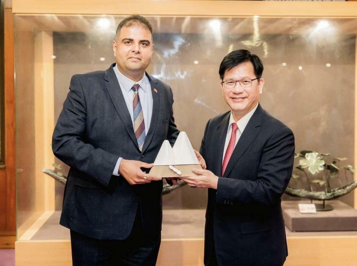 林佳龍致贈團長彌蘇拉下議員台灣精品茶葉禮盒。   圖：外交部提供