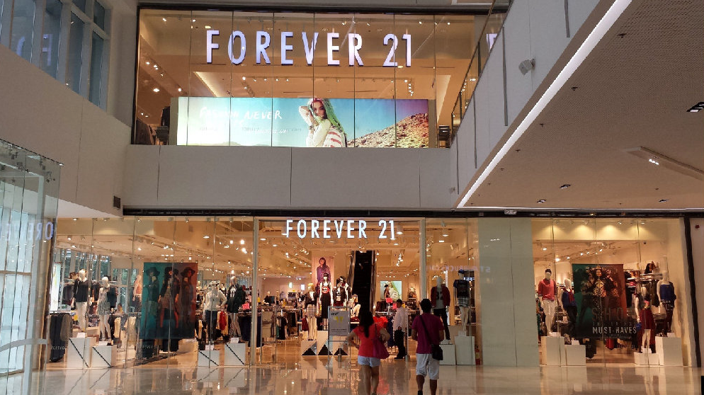 Forever 21創立於 1984 年，至今已有 41 年歷史，曾以平價、快速上架的模式在全球掀起風潮。   圖:翻攝自百度