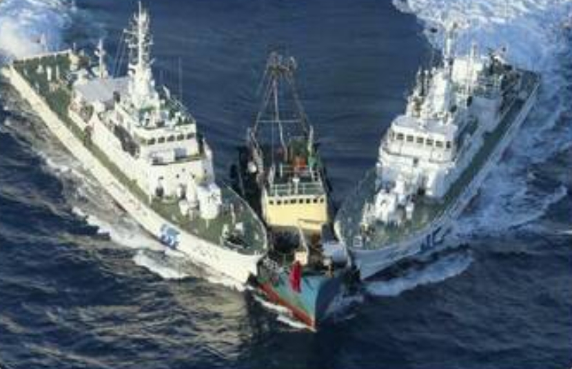  中國船艦經常闖入釣魚台海域，與日本海上保安廳船隻衝撞。 圖 : 翻攝自 X 頭條熱聞 