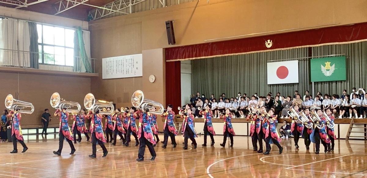 日本專修大學熊本玉名高校吹奏樂部以組曲歡迎左中師生。   圖：高雄市教育局/提供