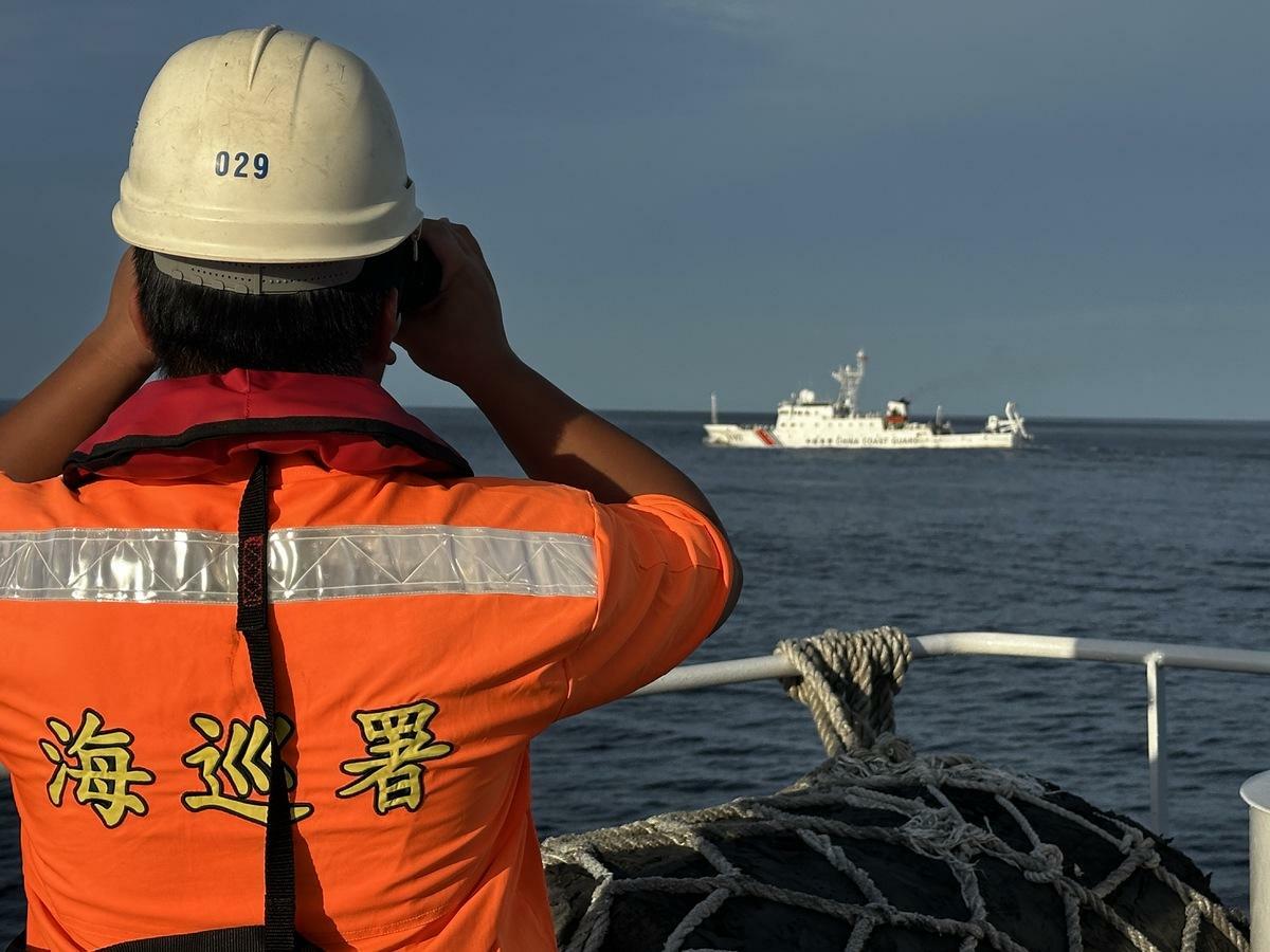 海巡署通報，中國海警船「3102」，28日以「暗船」模式進入東沙限制水域。即調派「巡護八號」任務艦全程監控。   圖：海巡署提供