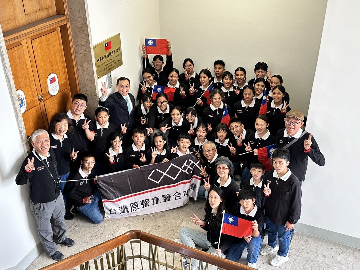 原聲童聲合唱團唱進教廷。   圖：翻攝林佳龍臉書