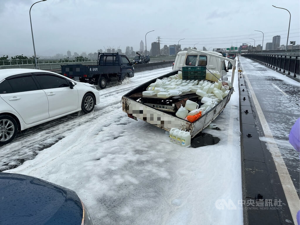 新北華江橋追撞車禍滿路泡沫  警已清除、解除管制