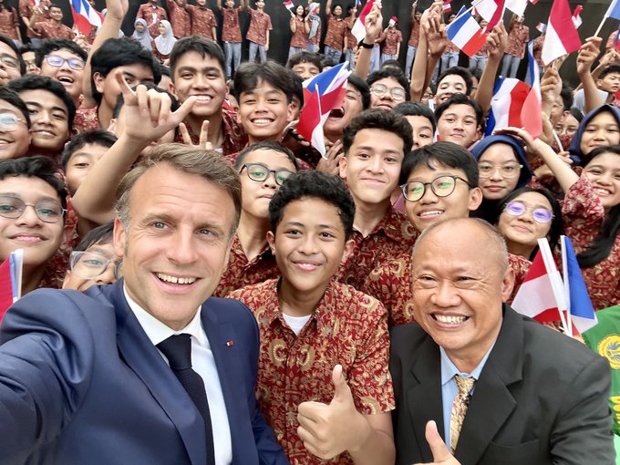  法國總統馬克宏出訪東南亞國家，並在與印尼總統蘇比安托(右)共同舉辦的記者會中，宣布兩國簽署國防意向書的消息。 圖：翻攝自 @EmmanuelMacron X 帳號 