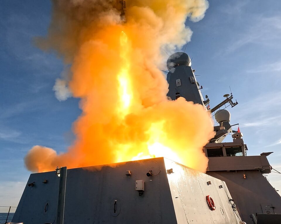  英國海軍防空驅逐艦「龍」15日在北約大規模實彈軍演期間，成功摧毀一個模擬超音速飛彈攻擊、循螺旋曲折軌跡飛行的假想敵目標，創英國海軍首例。 圖：翻攝自英國海軍