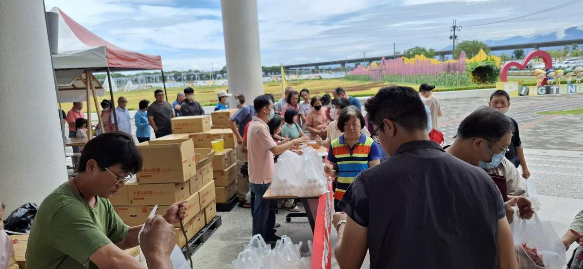 屏東縣農業物產館門口促銷活動大排長龍。   圖：孫家銘攝