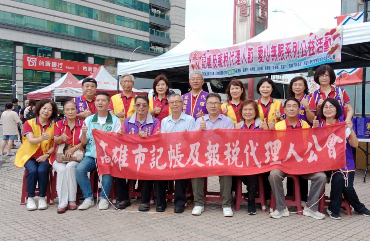 高雄市記帳及報稅代理人公會在大遠百廣場前設立捐血主活動場地。   圖：孫家銘攝