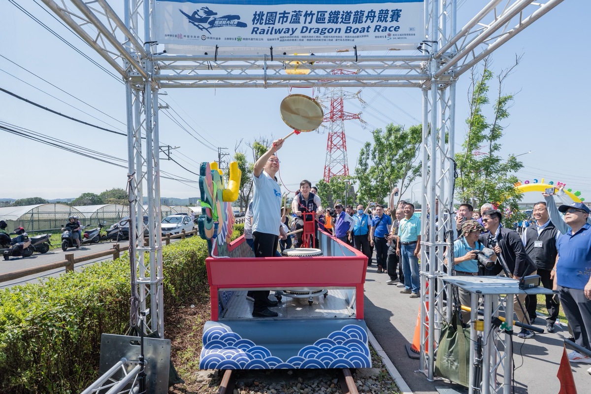 桃園市長張善政今（31）日上午前往蘆竹區，出席「桃園市蘆竹區鐵道龍舟嘉年華活動」。   圖：蘆竹區公所 提供