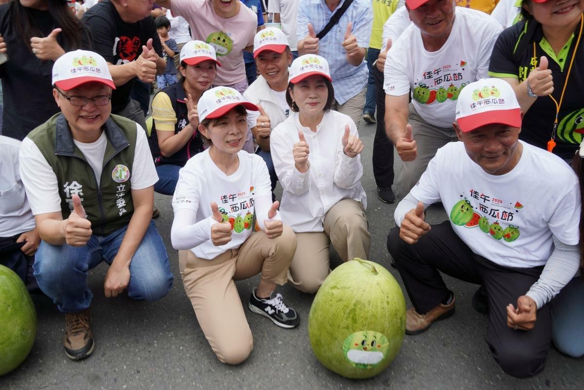 周春米(右二)端午到佳冬體驗立西瓜。   圖：屏東縣政府/提供