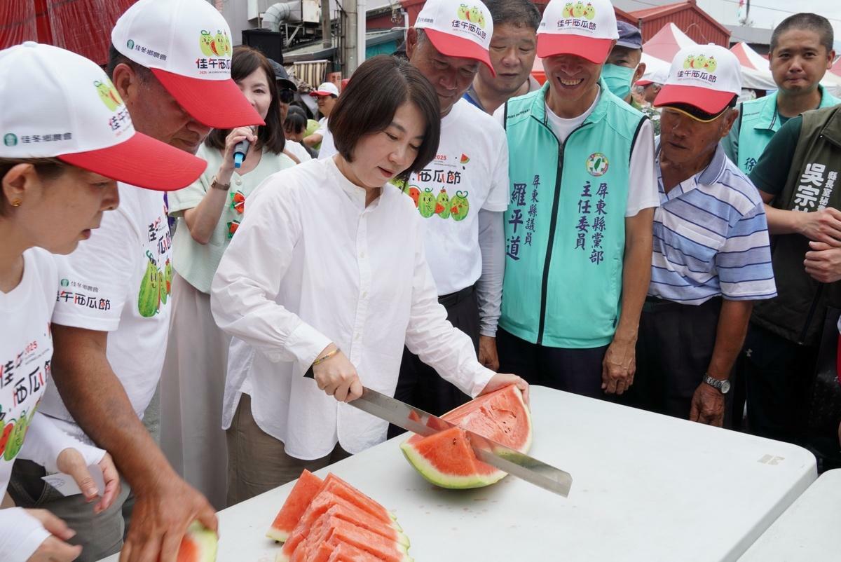 周春米(左三)親手「殺西瓜」請大家品嘗。   圖：屏東縣政府/提供