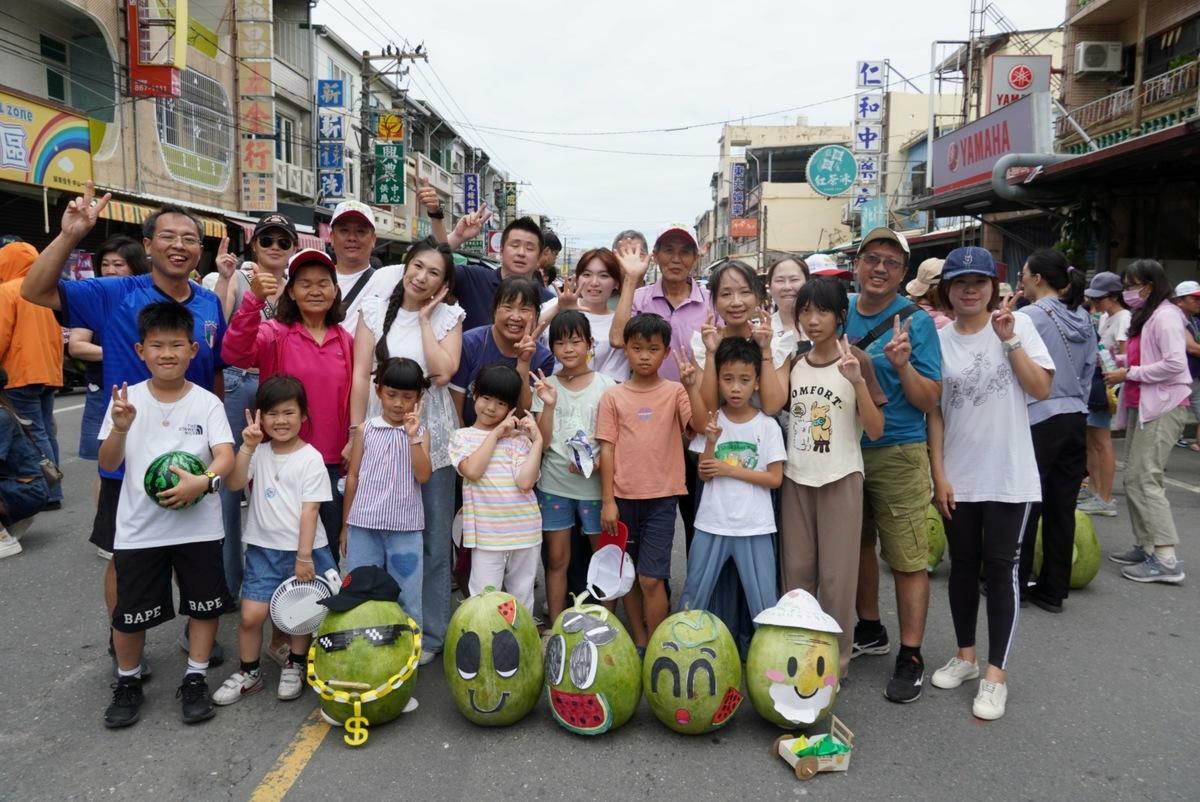 許多 人攜家帶眷，還為大西瓜畫上逗趣表情。   圖：屏東縣政府/提供