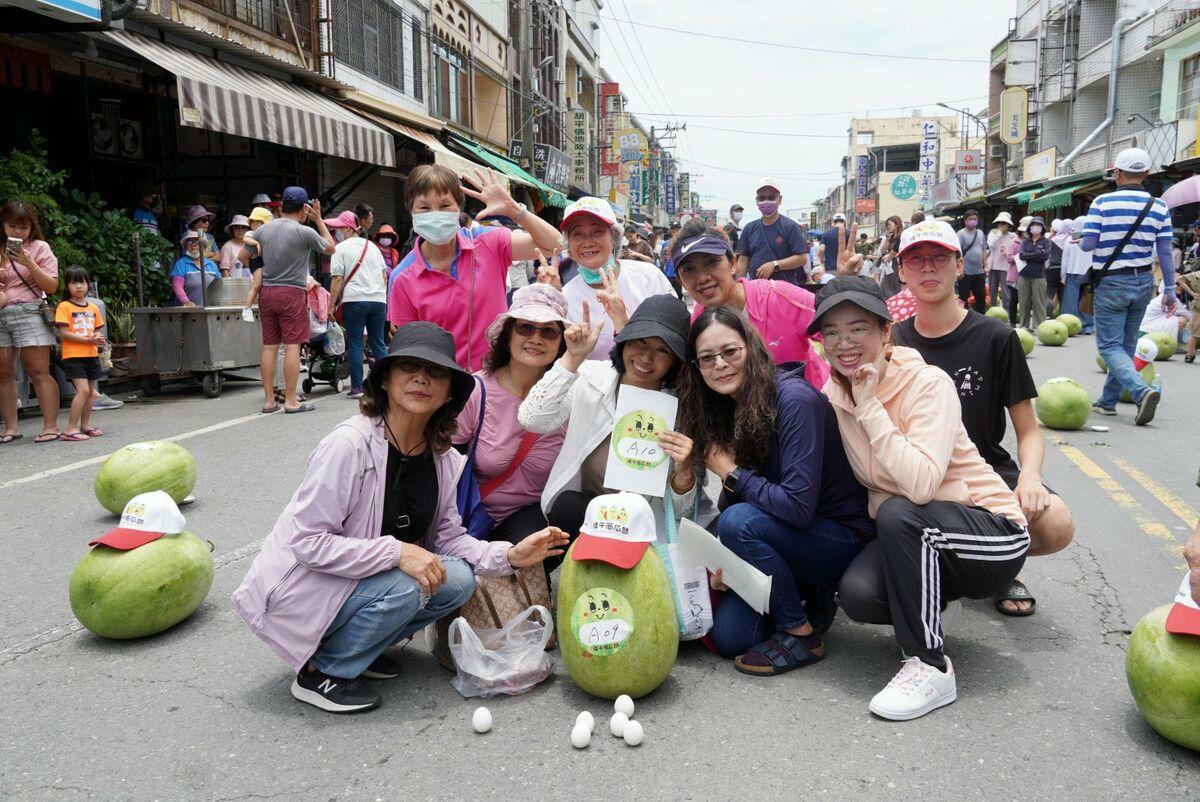 有民眾既立蛋又立西瓜。   圖：屏東縣政府/提供