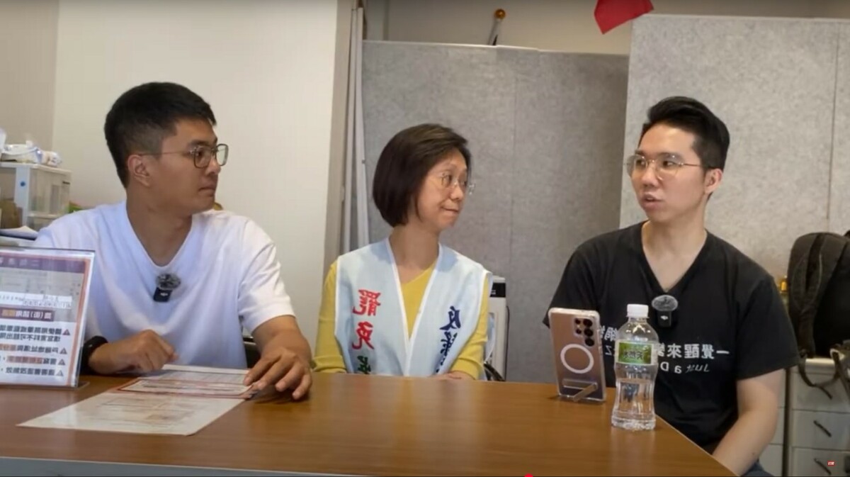 李孝亮和國民黨立委翁曉玲直播時，翁曉玲爆料在地國民黨議員沒有幫忙收件，更直接點名國民黨北市議員郭昭嚴。   圖：翻攝自歷史哥yt