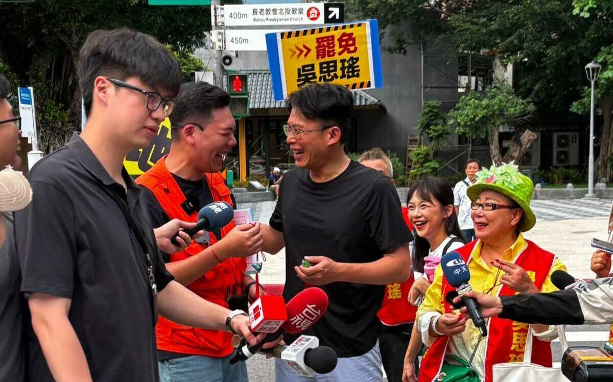 罷瑤領銜人換將失敗   賴苡任仍找黃國昌催小草連署  四叉貓質疑：有何企圖？ 