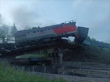  在烏軍發起「蜘蛛網行動」的同時，俄羅斯境內也傳出多起橋樑倒塌、鐵路爆炸的事故，甚至連莫斯科的橡膠鞋工廠也發生火災。 圖：翻攝自 @nexta_tv X 帳號 