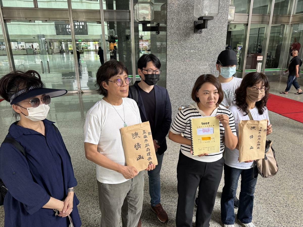 邱于軒(右二)手持台南市土木技師公會最新鑑定報告,陪同自救會成員至市府陳情。 圖:高雄國賓飯店自救會/提供