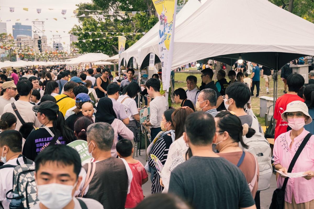 日本國際城市於高雄龍舟市集設攤推廣城市特色。   圖：高雄市行國處/提供