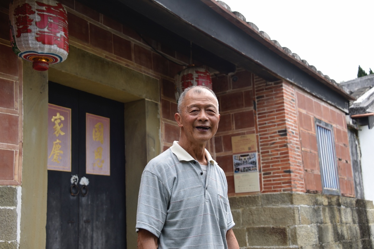 臺灣土水修造技術（瓦作）的重要推手客家建築匠師傅明光。   圖：客家委員會提供