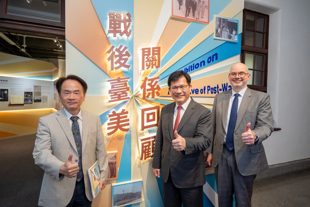 林佳龍與谷立言一同參觀「戰後台美關係回顧展」   圖：翻攝自林佳龍臉書